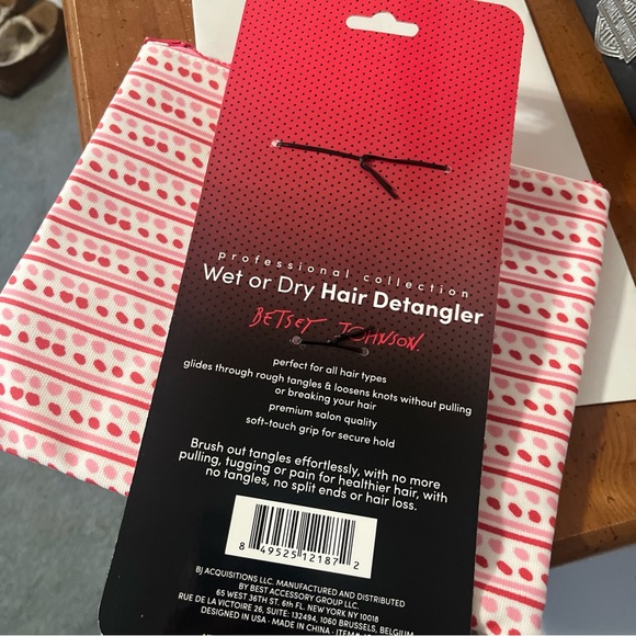 New Betsy Johnson Wet or Dry Hair Detangler Hair Brush With Make Up Case - Picture 2 of 5